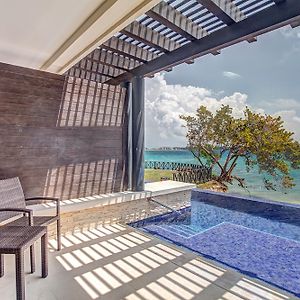Luxury Junior Suite Swim Out Diamond Club